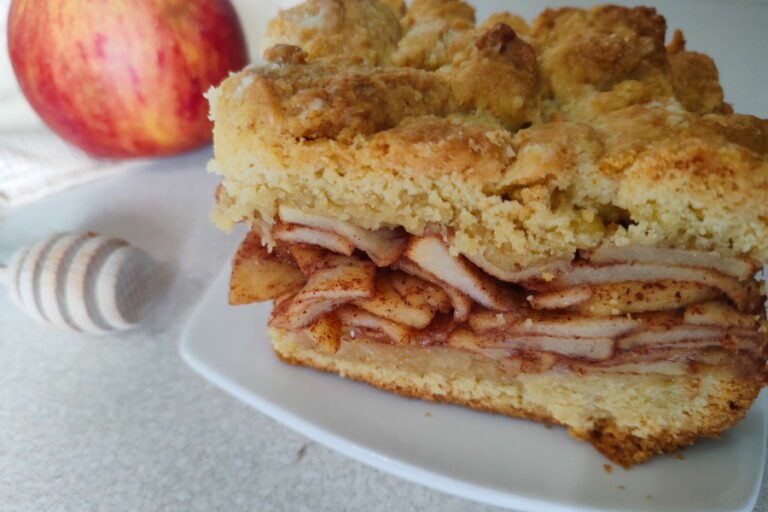 Jabłecznik z kruszonką, miodem i cynamonem